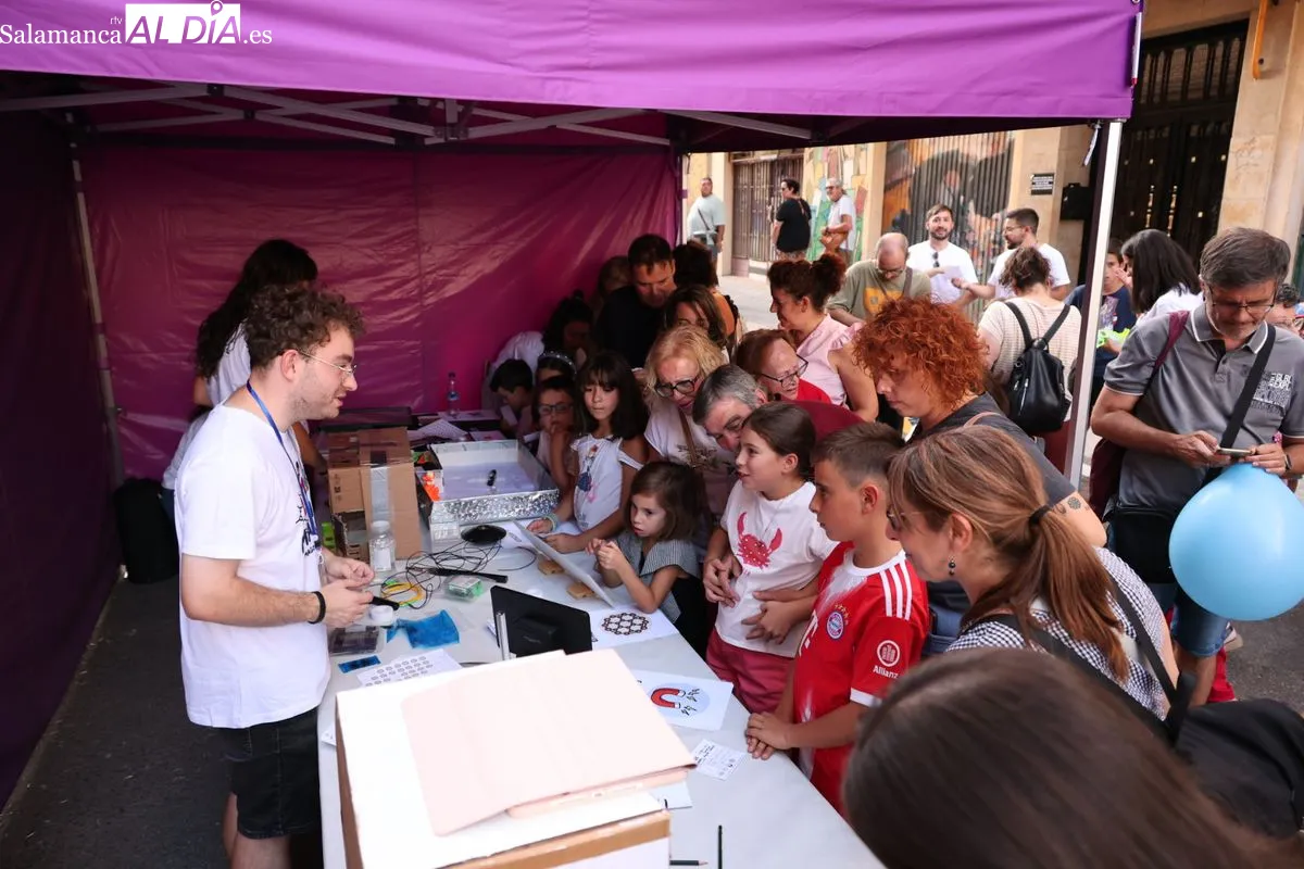 La USAL y el barrio del Oeste celebran su Noche de los Investigadores más multitudinaria | FOTOS: David Sañudo