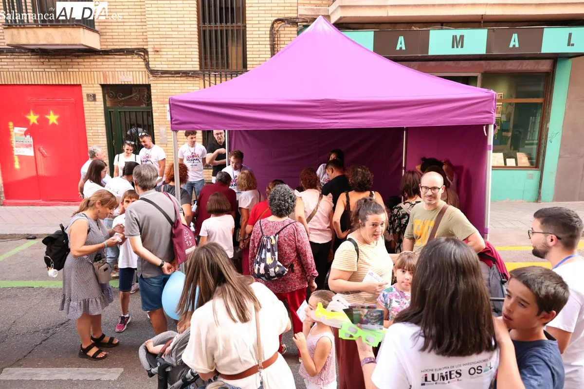 La USAL y el barrio del Oeste celebran su Noche de los Investigadores más multitudinaria | FOTOS: David Sañudo