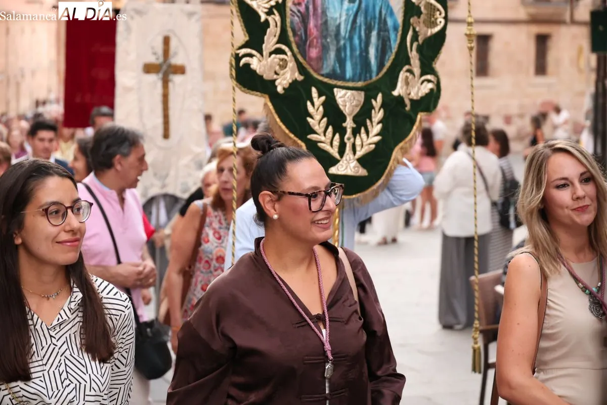 Emoción en Salamanca: Cofrades de todo el país rinden tributo floral a la Virgen de la Vega | FOTOS: David Sañudo
