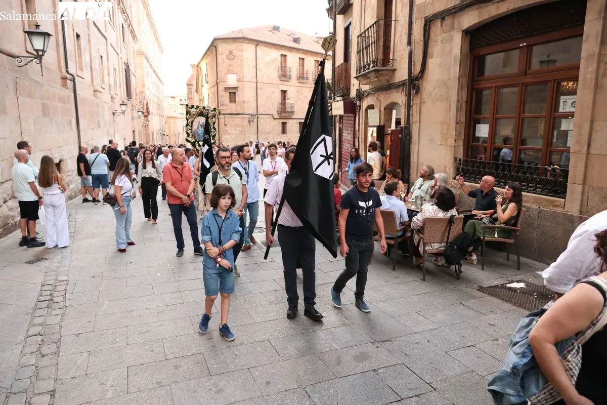 Emoción en Salamanca: Cofrades de todo el país rinden tributo floral a la Virgen de la Vega | FOTOS: David Sañudo