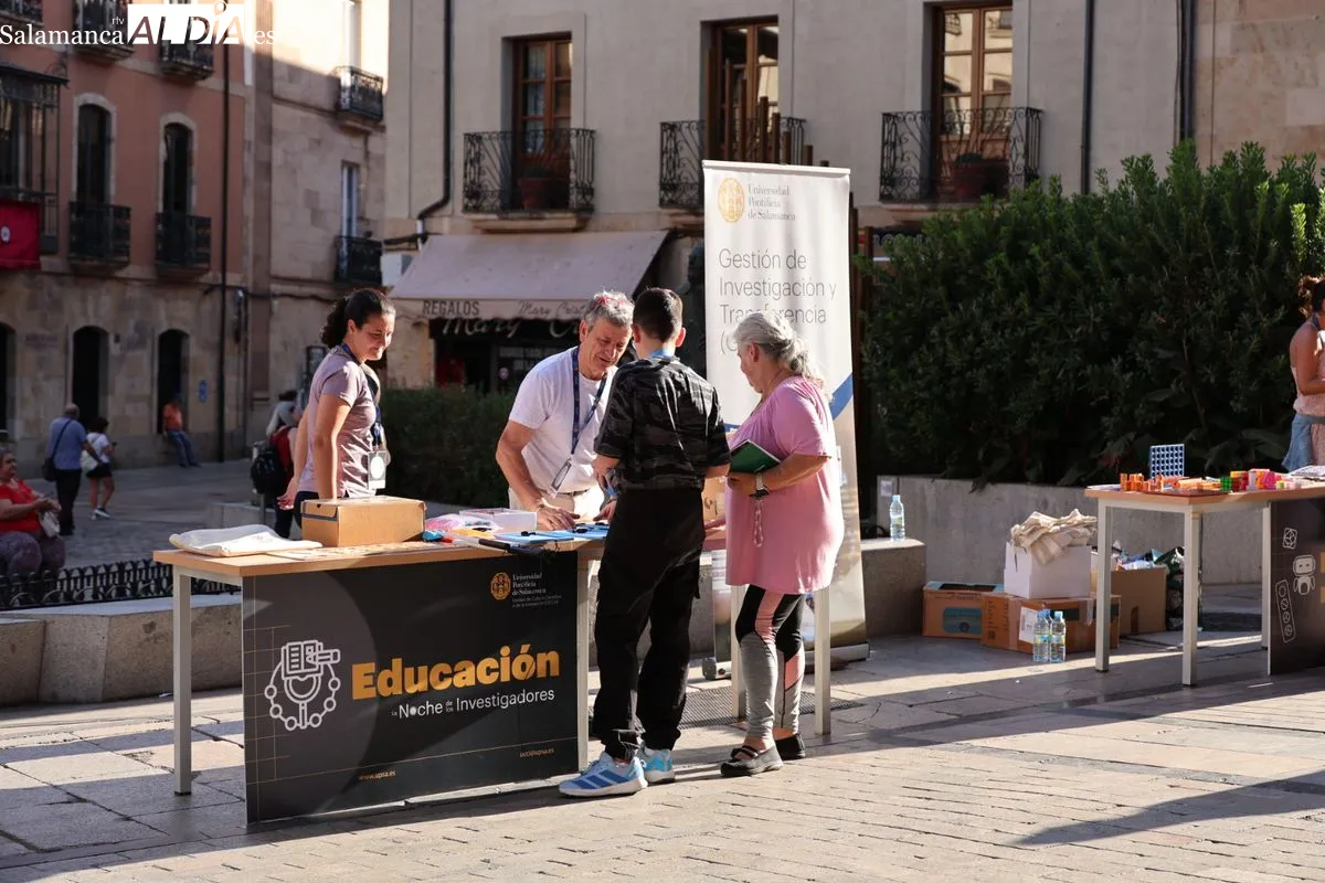 La UPSA traslada la ciencia a las calles de Salamanca con talleres y experimentos prácticos | FOTOS: David Sañudo