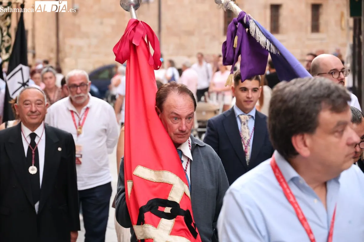 Emoción en Salamanca: Cofrades de todo el país rinden tributo floral a la Virgen de la Vega | FOTOS: David Sañudo
