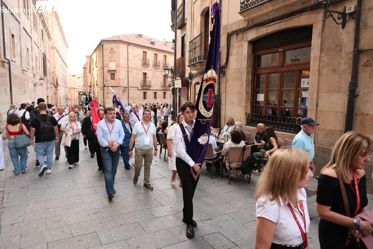 Emoción en Salamanca: Cofrades de todo el país rinden tributo floral a la Virgen de la Vega | FOTOS: David Sañudo