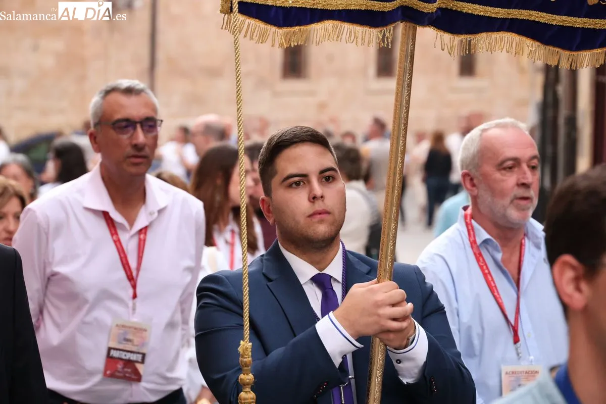 Emoción en Salamanca: Cofrades de todo el país rinden tributo floral a la Virgen de la Vega | FOTOS: David Sañudo