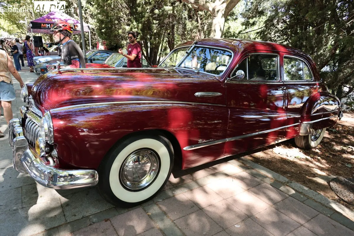 El paseo del Arrabal reúne a decenas de joyas del motor en su V Concurso de Elegancia | FOTOS: David Sañudo