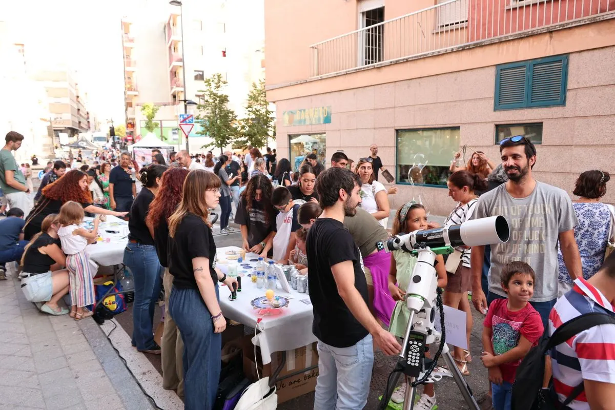La USAL y el barrio del Oeste celebran su Noche de los Investigadores más multitudinaria | FOTOS: David Sañudo