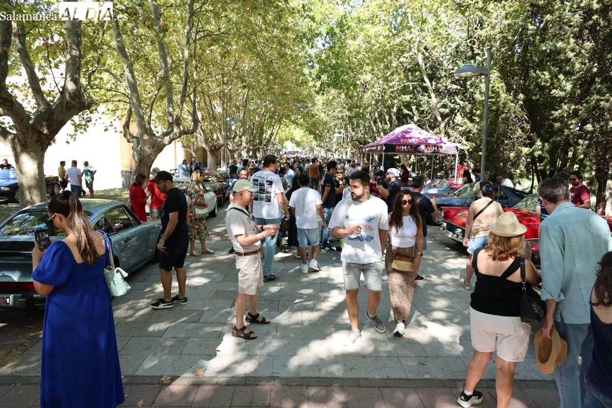 El paseo del Arrabal reúne a decenas de joyas del motor en su V Concurso de Elegancia | FOTOS: David Sañudo