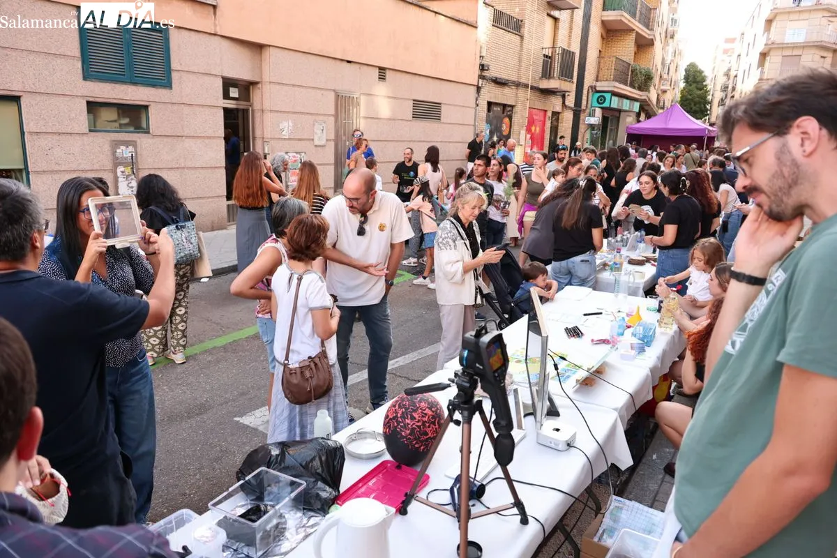 La USAL y el barrio del Oeste celebran su Noche de los Investigadores más multitudinaria | FOTOS: David Sañudo