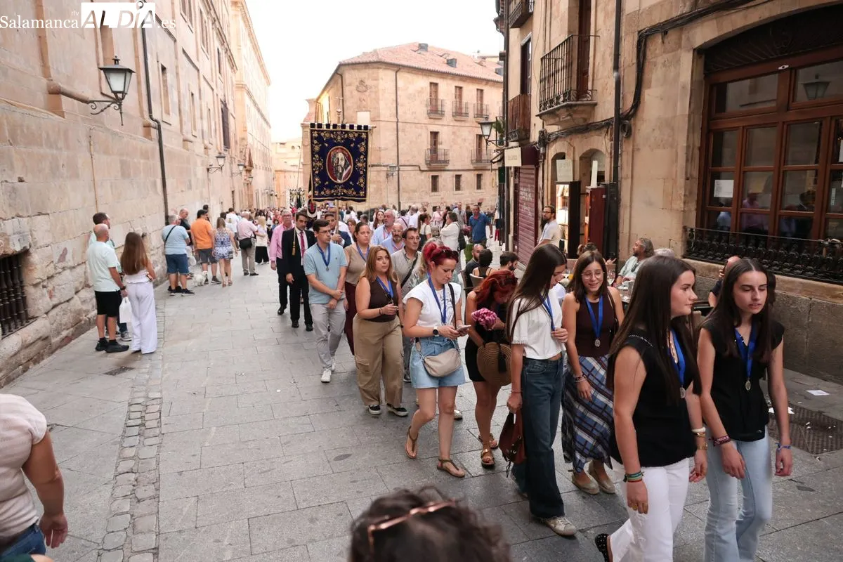 Emoción en Salamanca: Cofrades de todo el país rinden tributo floral a la Virgen de la Vega | FOTOS: David Sañudo