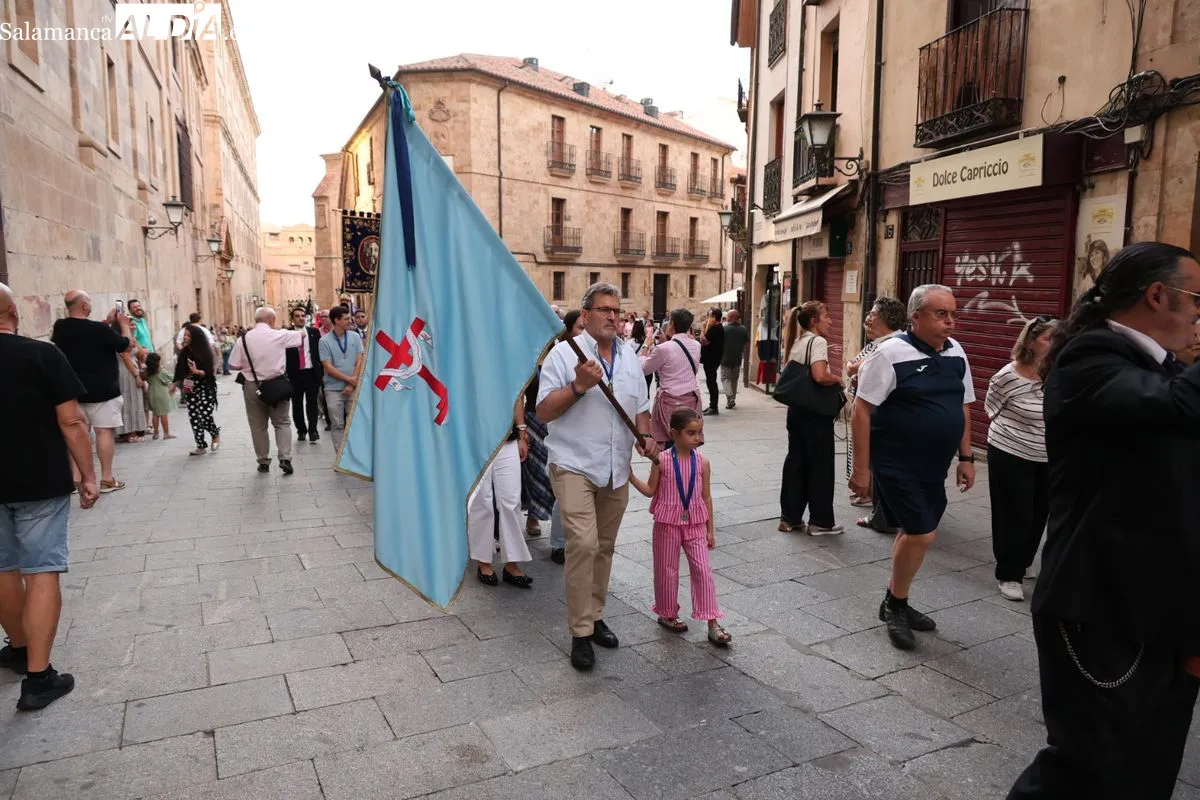 Emoción en Salamanca: Cofrades de todo el país rinden tributo floral a la Virgen de la Vega | FOTOS: David Sañudo