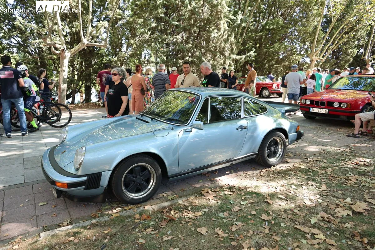 El paseo del Arrabal reúne a decenas de joyas del motor en su V Concurso de Elegancia | FOTOS: David Sañudo