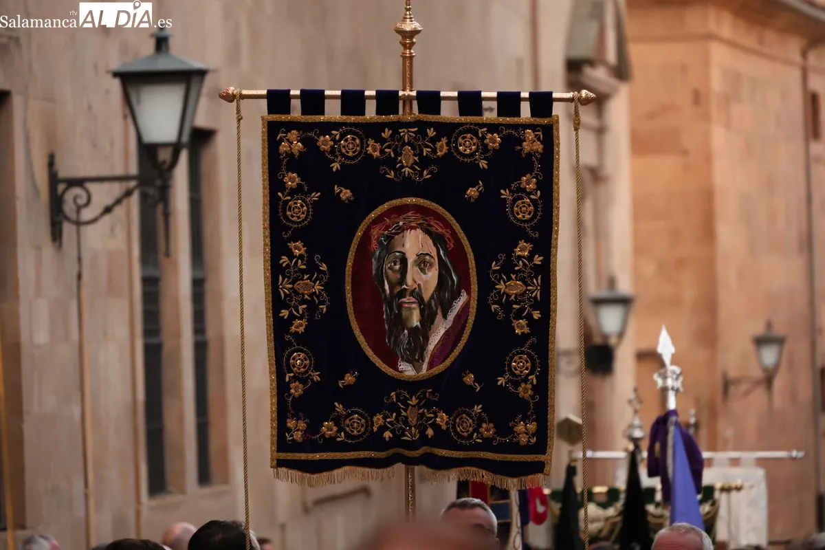Emoción en Salamanca: Cofrades de todo el país rinden tributo floral a la Virgen de la Vega | FOTOS: David Sañudo