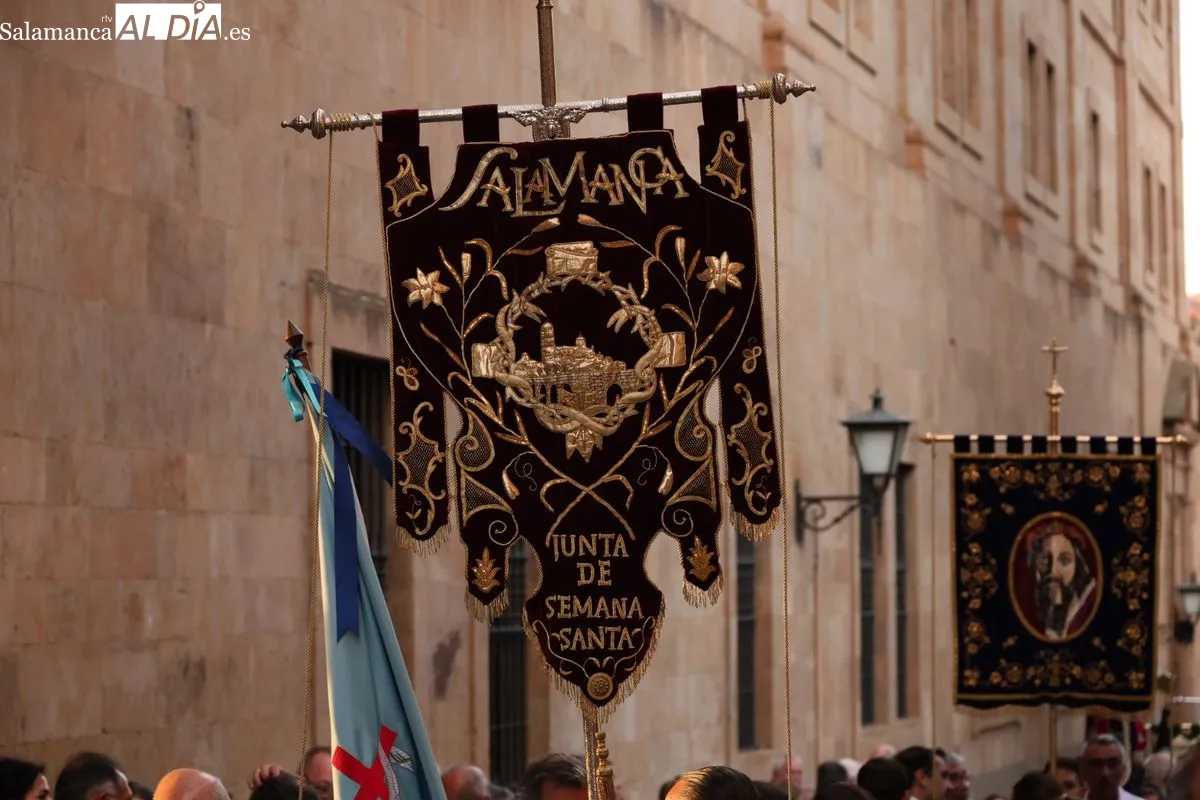 Emoción en Salamanca: Cofrades de todo el país rinden tributo floral a la Virgen de la Vega | FOTOS: David Sañudo