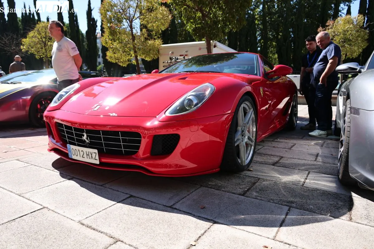 El paseo del Arrabal reúne a decenas de joyas del motor en su V Concurso de Elegancia | FOTOS: David Sañudo