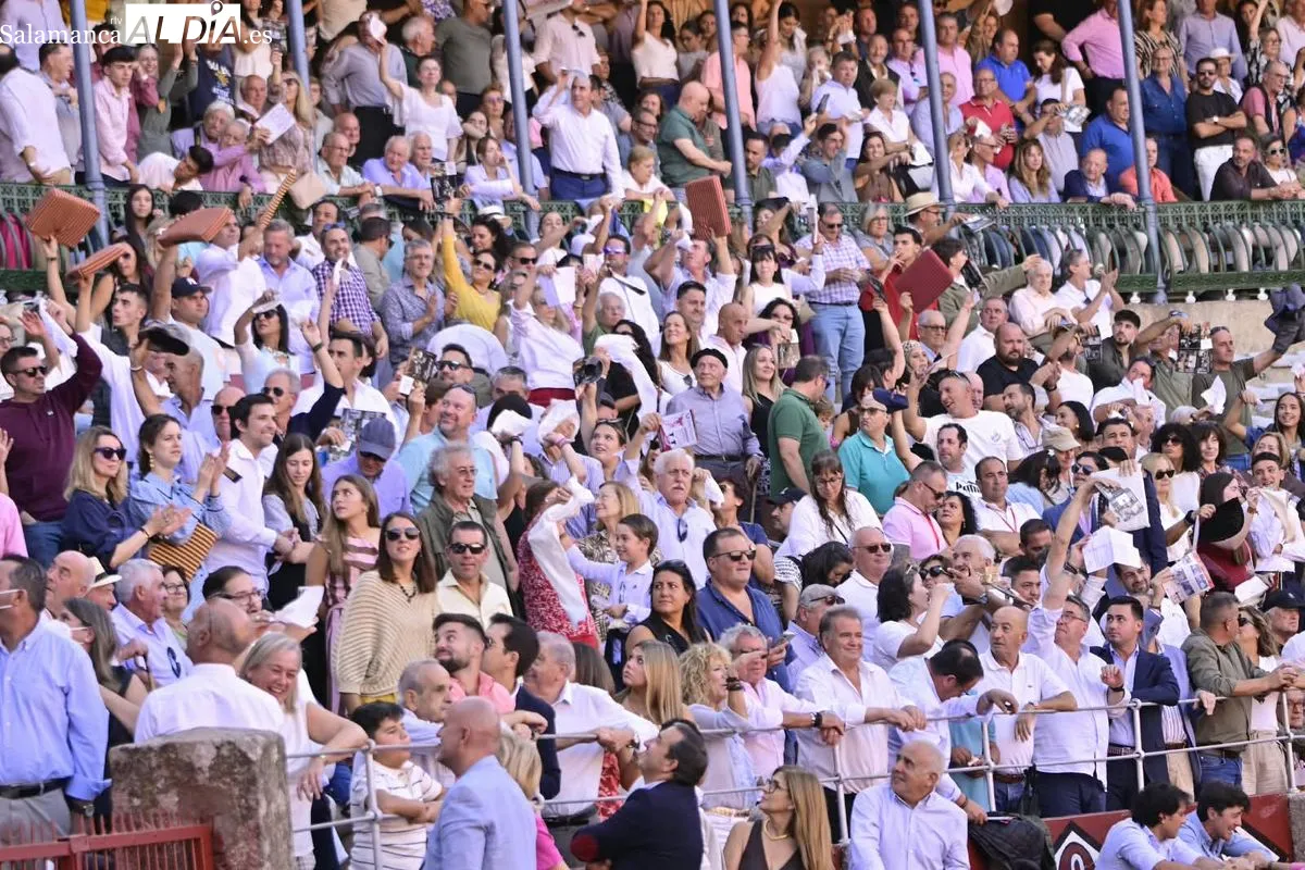 Ni el intenso calor frena a la afición en un festejo con buen ambiente, caballos de lujo y el hornazo como aperitivo estrella en el festejo de rejones | FOTOS: SALAMANCArtv AL DÍA