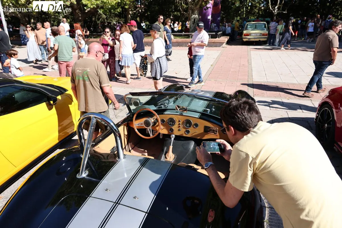 El paseo del Arrabal reúne a decenas de joyas del motor en su V Concurso de Elegancia | FOTOS: David Sañudo