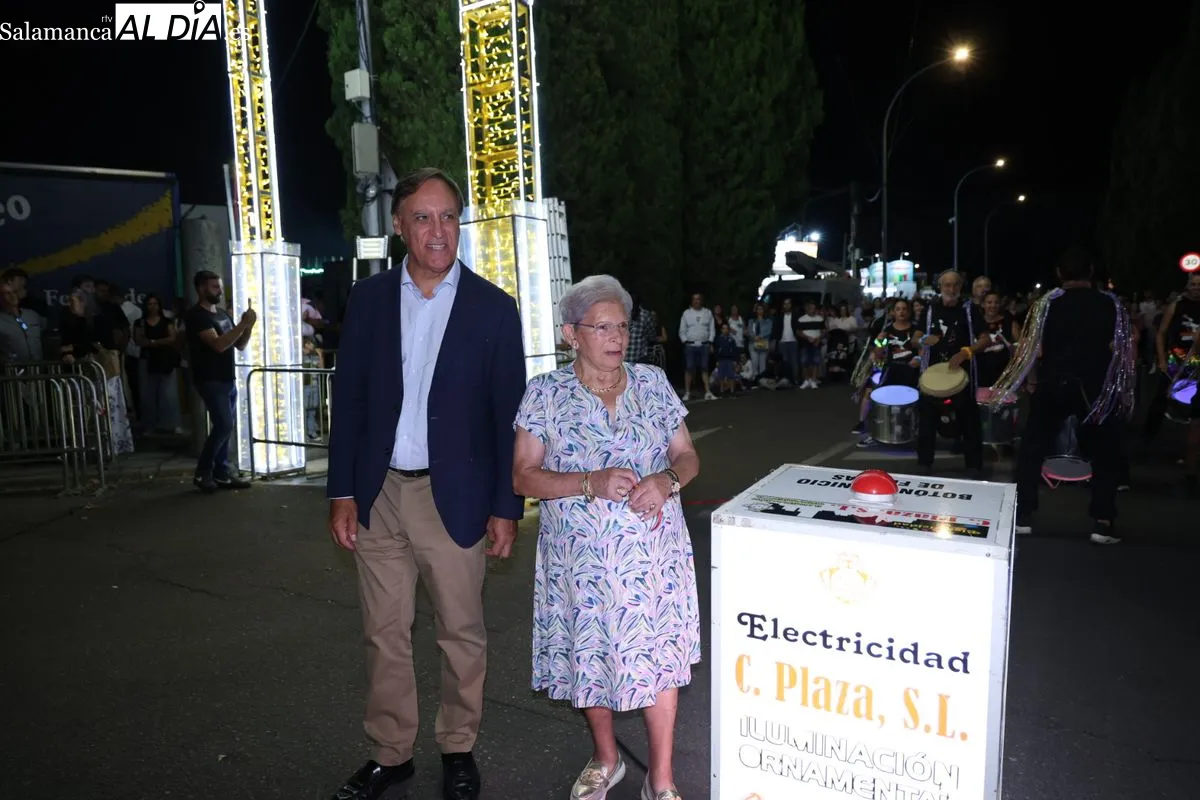 Tradicional encendido de La Aldehuela para iniciar las Ferias de Salamanca | FOTOS: David Sañudo