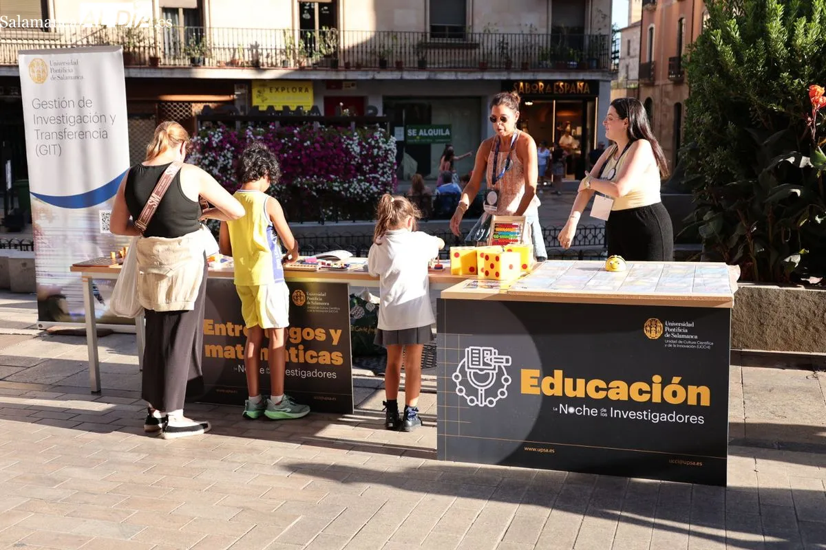 La UPSA traslada la ciencia a las calles de Salamanca con talleres y experimentos prácticos | FOTOS: David Sañudo