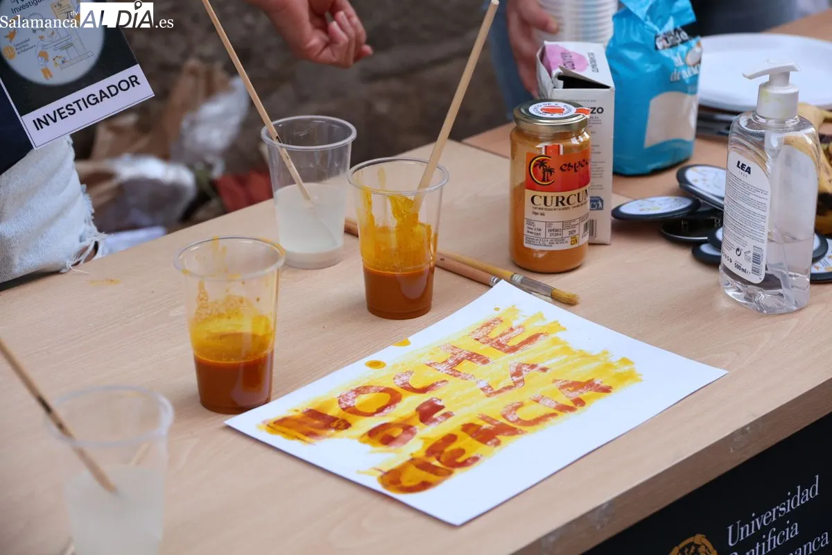 La UPSA traslada la ciencia a las calles de Salamanca con talleres y experimentos prácticos | FOTOS: David Sañudo