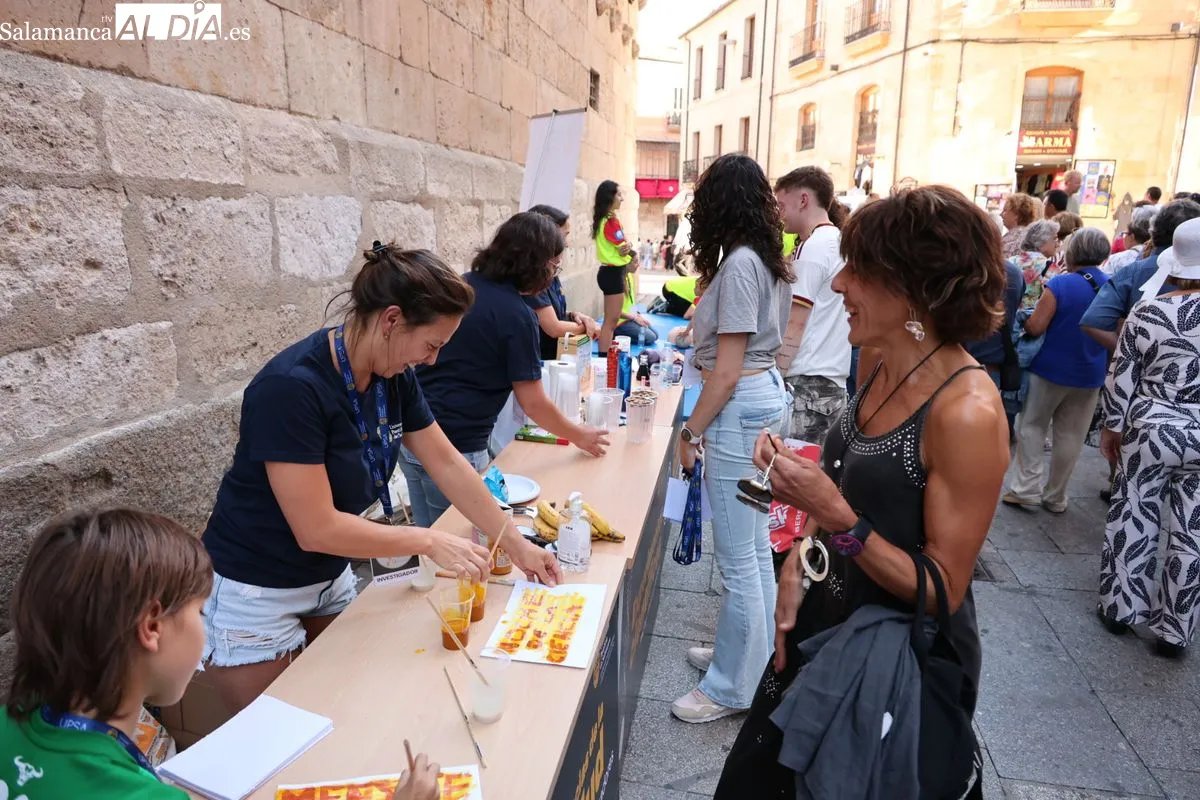 La UPSA traslada la ciencia a las calles de Salamanca con talleres y experimentos prácticos | FOTOS: David Sañudo