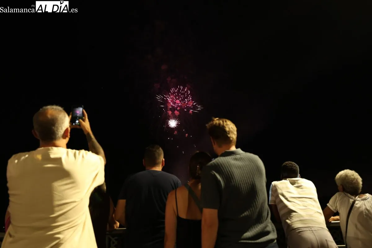 Los fuegos artificiales iluminan el cielo de Salamanca | FOTOS: David Sañudo