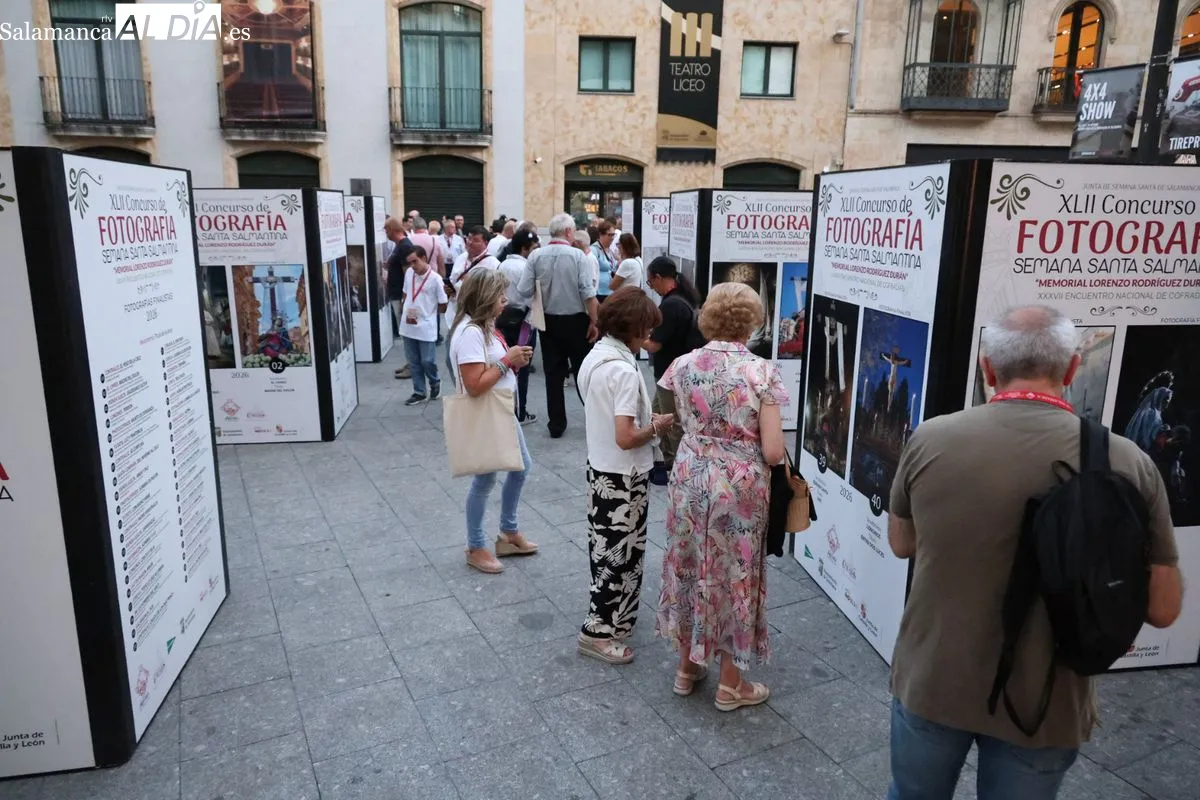 La Plaza del Liceo expone las fotos candidatas al cartel de la Semana Santa 2027 | FOTOS: David Sañudo