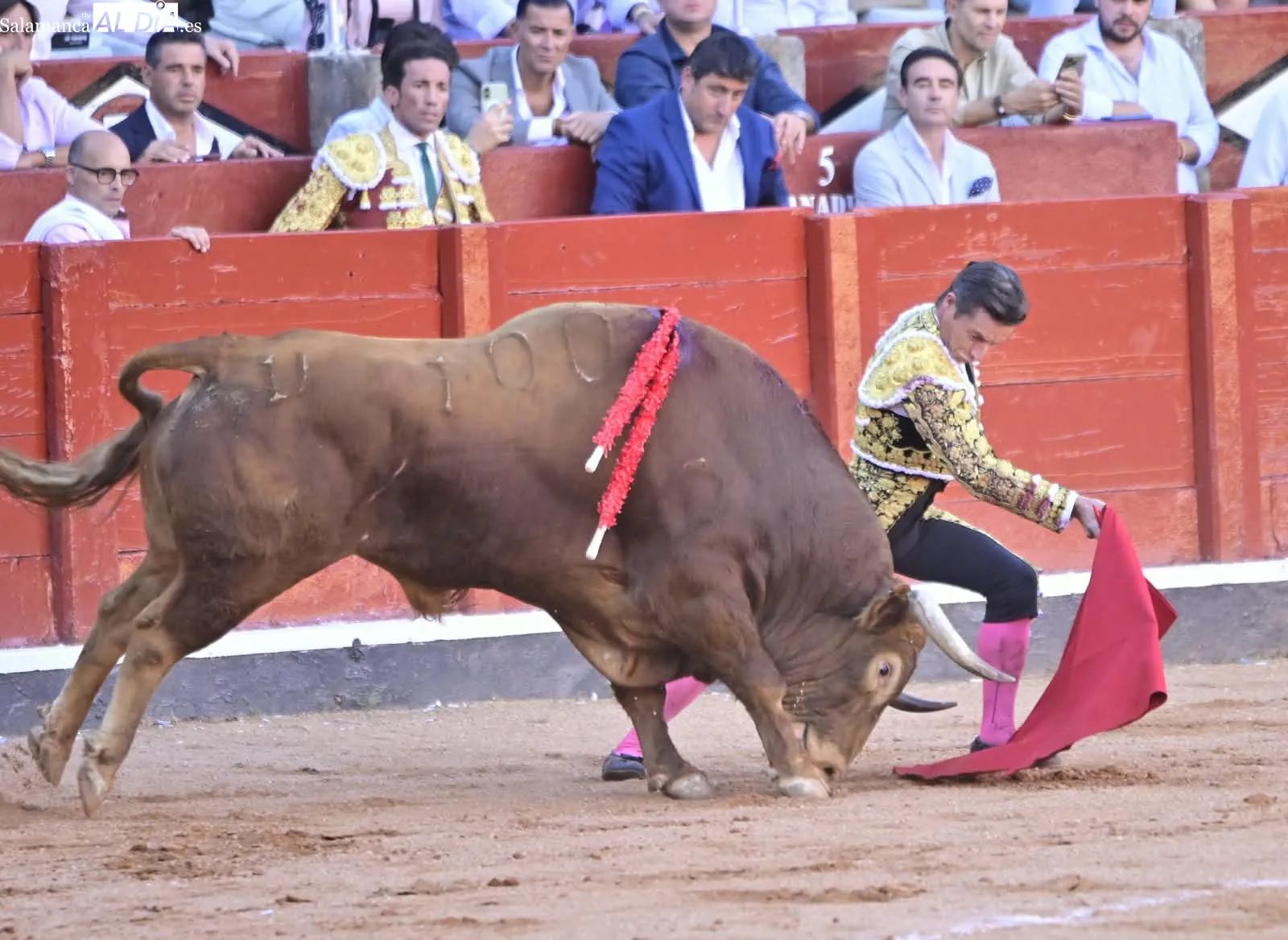 Foto 2 - Emilio de Justo roza la Puerta Grande con el noble quinto
