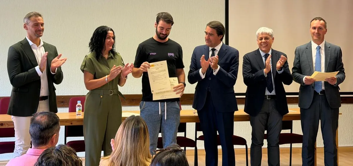 El consejero de Industria, Universidades, Empleo y Comercio, Juan Carlos Suárez-Quiñones, ha clausurado este lunes los proyectos desarrollados en el municipio de San Andrés del Rabanedo