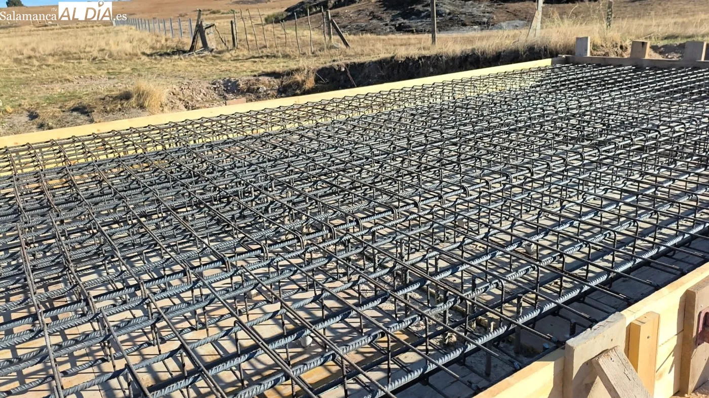 Obras de reconstrucción del puente de Majuges en un camino de concentración parcelaria muy frecuentado