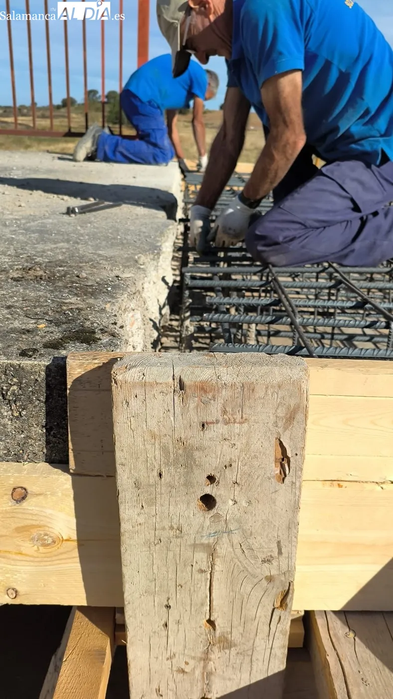 Obras de reconstrucción del puente de Majuges en un camino de concentración parcelaria muy frecuentado