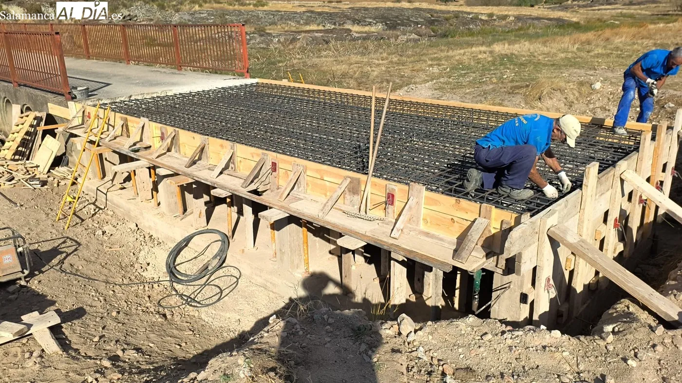 Obras de reconstrucción del puente de Majuges en un camino de concentración parcelaria muy frecuentado