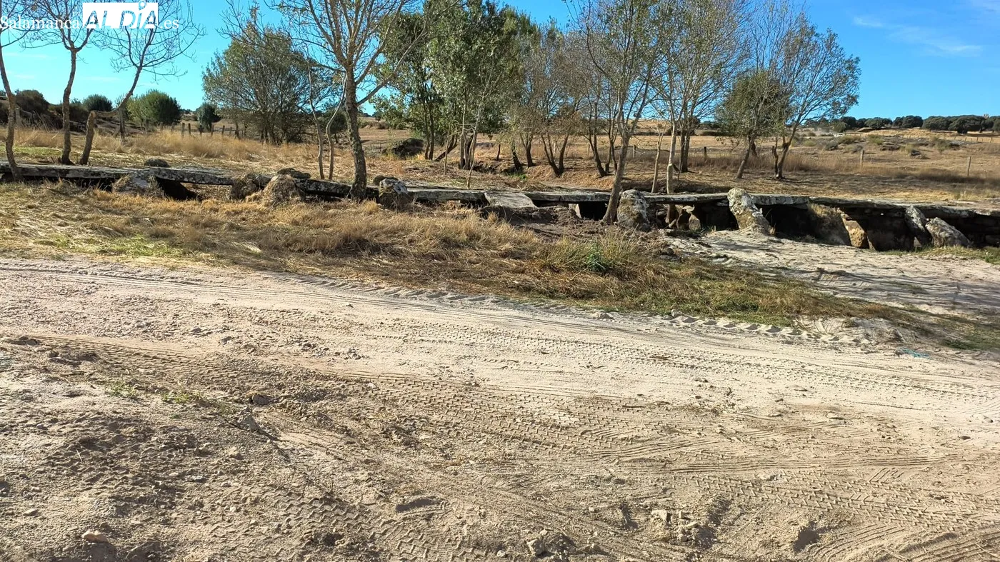 Obras de reconstrucción del puente de Majuges en un camino de concentración parcelaria muy frecuentado