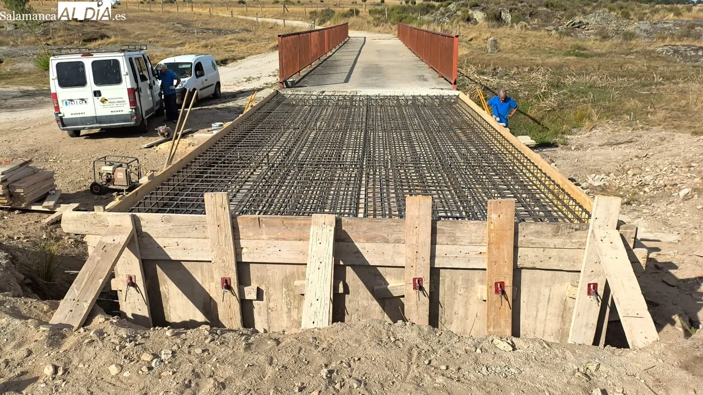 Obras de reconstrucción del puente de Majuges en un camino de concentración parcelaria muy frecuentado