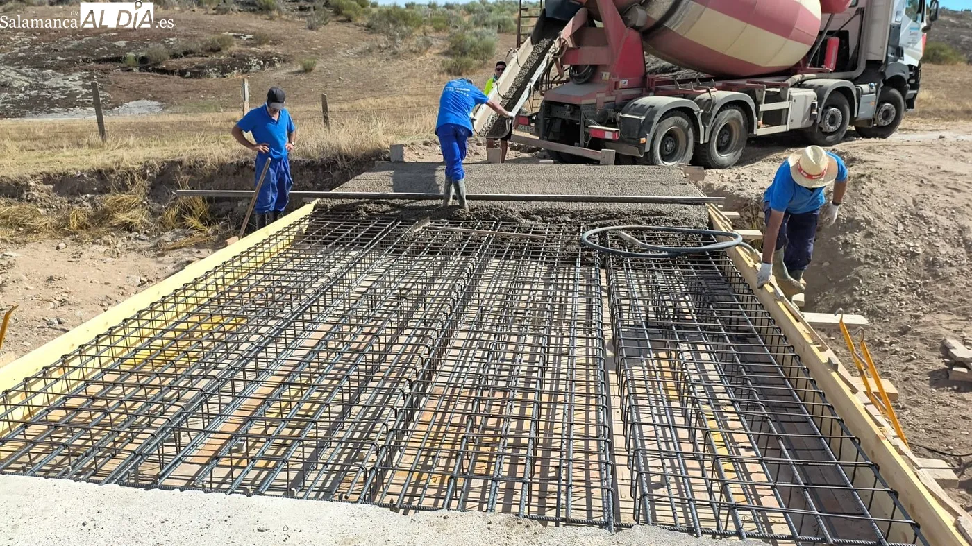 Obras de reconstrucción del puente de Majuges en un camino de concentración parcelaria muy frecuentado