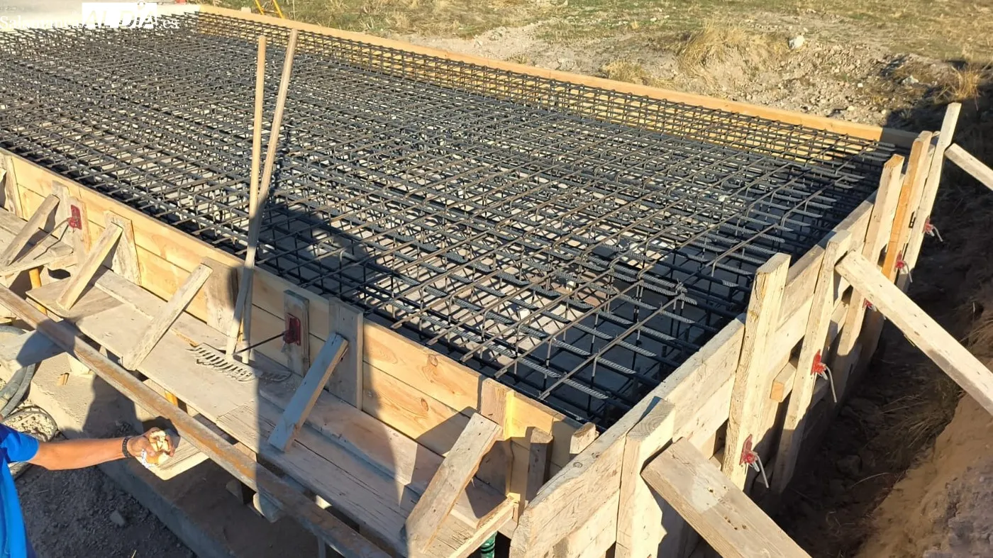 Obras de reconstrucción del puente de Majuges en un camino de concentración parcelaria muy frecuentado