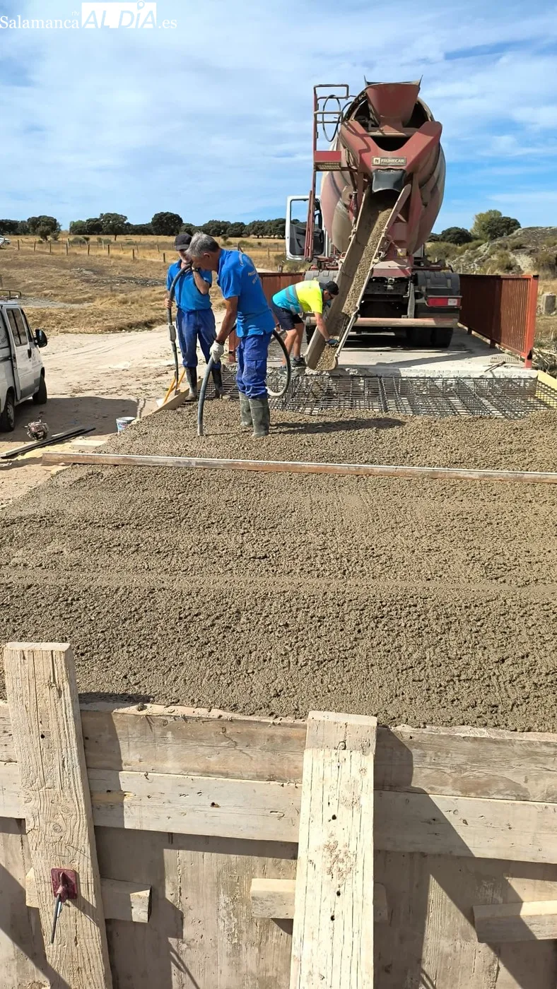 Obras de reconstrucción del puente de Majuges en un camino de concentración parcelaria muy frecuentado