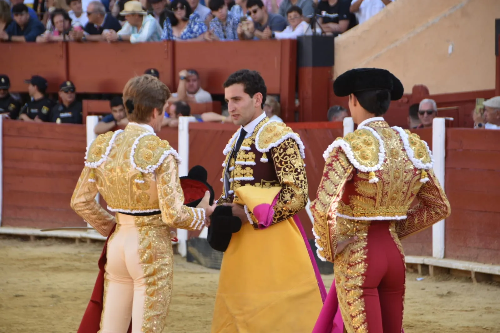 Valentín Hoyos toma la alternativa por la puerta grande en Béjar