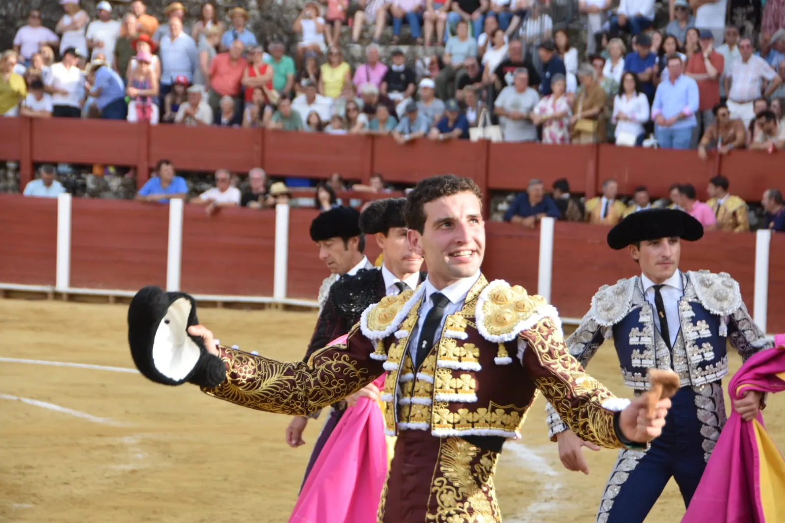 Valentín Hoyos toma la alternativa por la puerta grande en Béjar