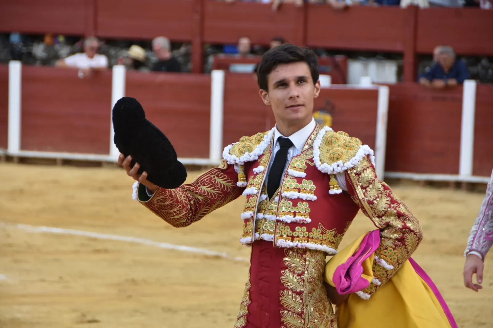 Valentín Hoyos toma la alternativa por la puerta grande en Béjar