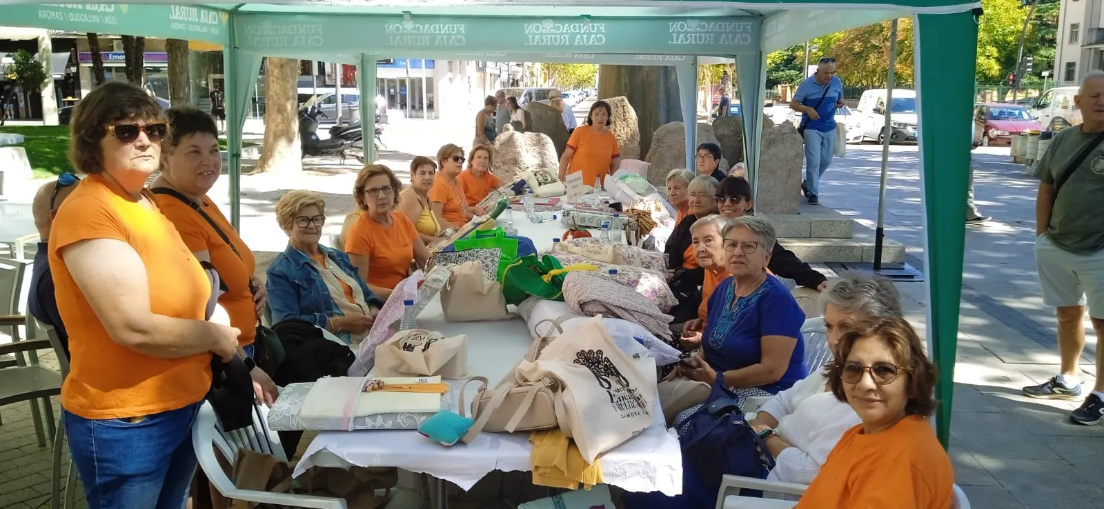 Foto 5 - Las Encajeras de la comarca participan en el XXIII Encuentro de Encajeros y Multilabores en Zamora 