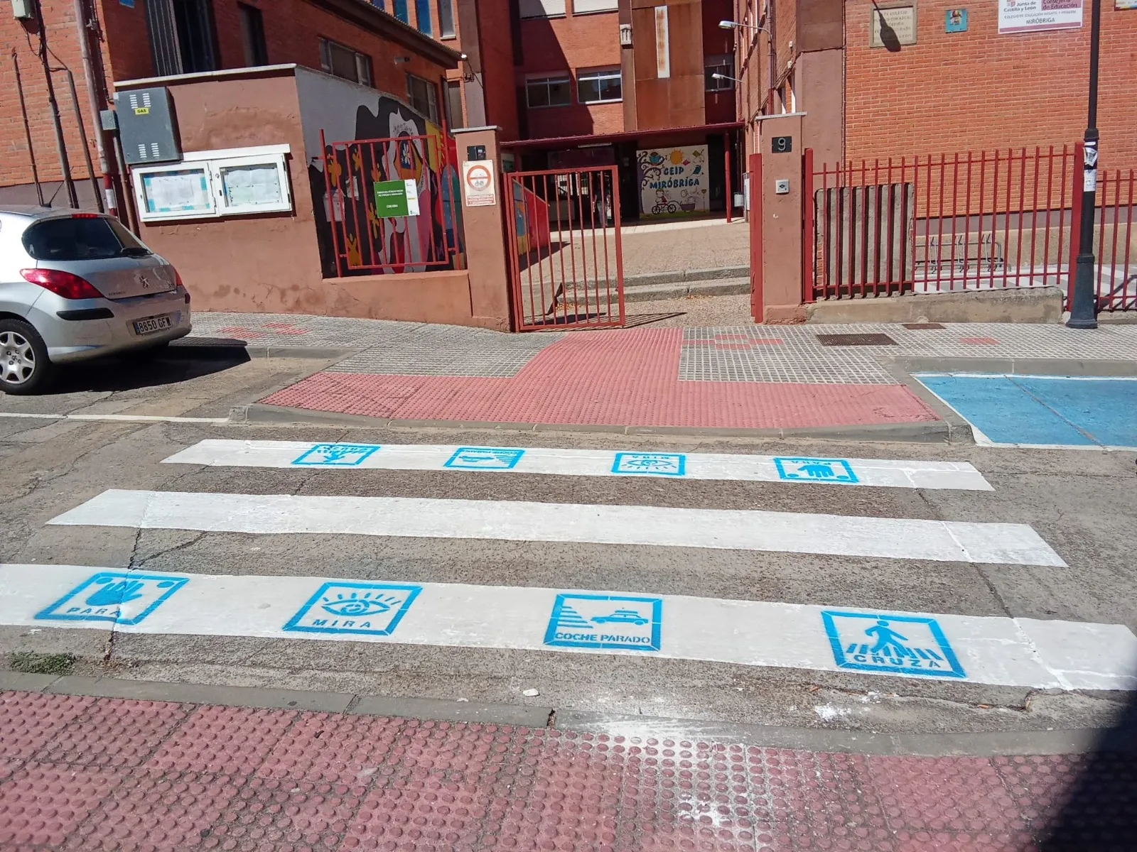 Foto 3 - Ciudad Rodrigo estrena pictogramas en los entornos escolares