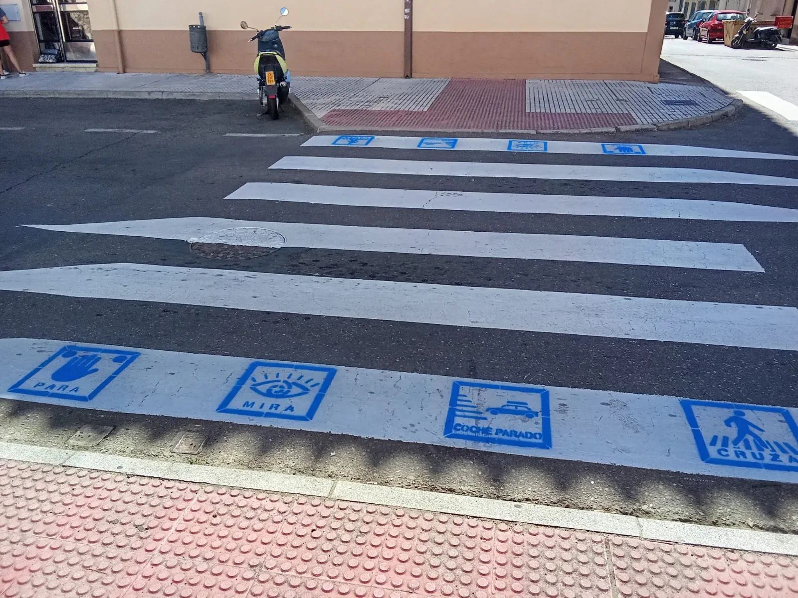 Foto 2 - Ciudad Rodrigo estrena pictogramas en los entornos escolares