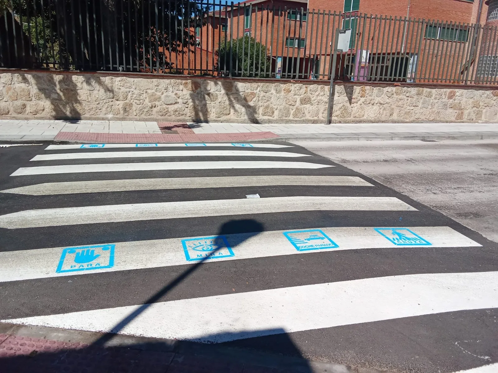 Foto 4 - Ciudad Rodrigo estrena pictogramas en los entornos escolares