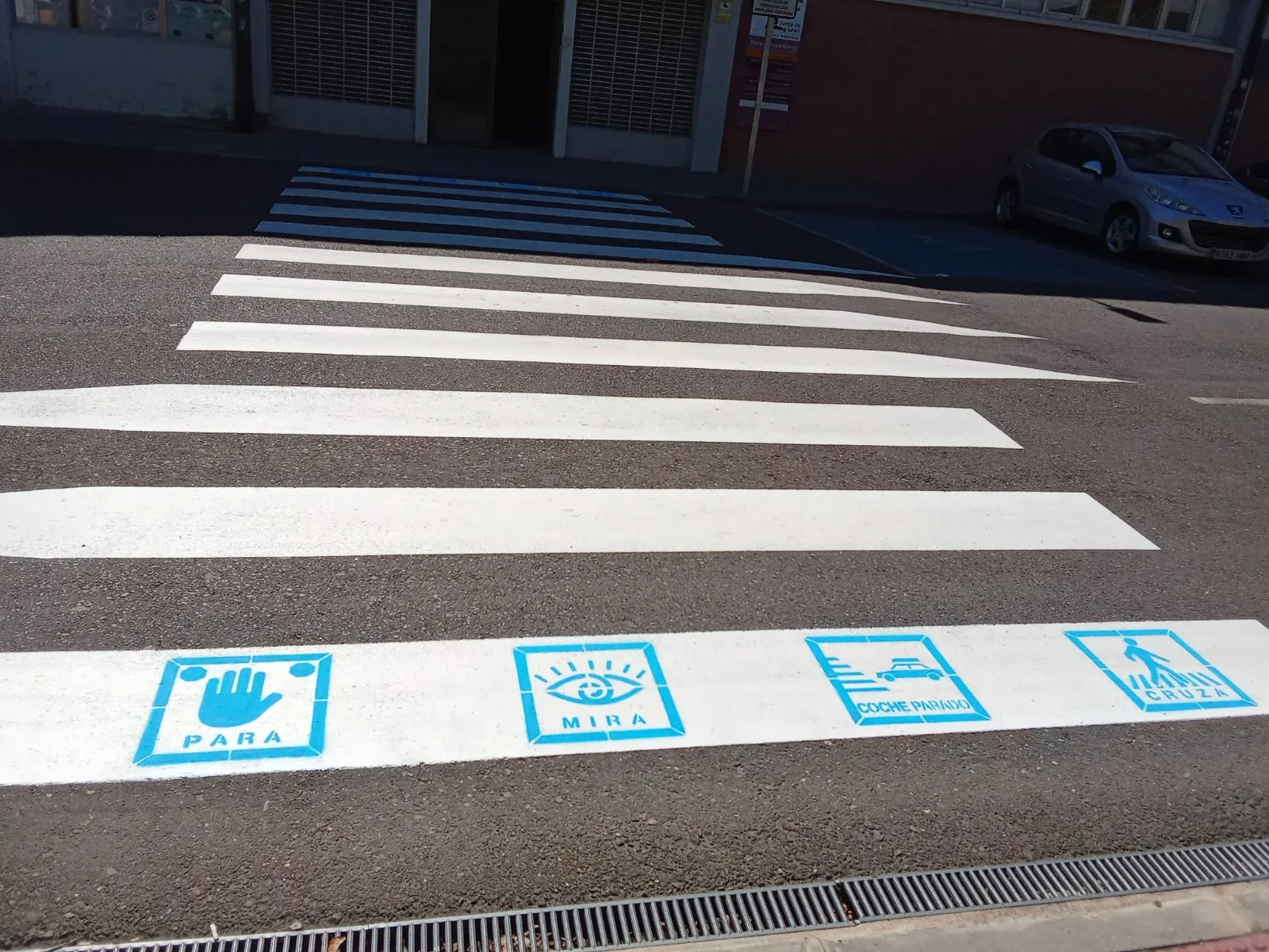Foto 5 - Ciudad Rodrigo estrena pictogramas en los entornos escolares