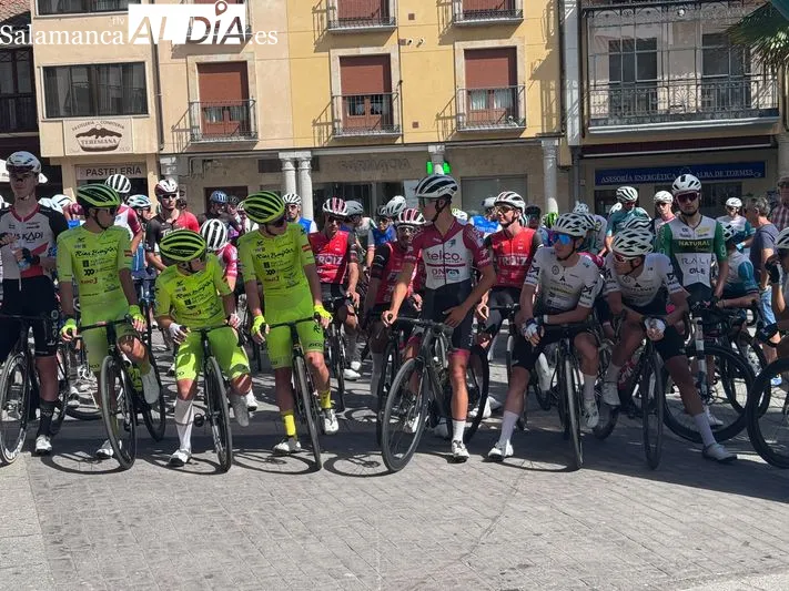 Foto 2 - Alba de Tormes da la salida a la 54&ordf; Vuelta Ciclista a Salamanca