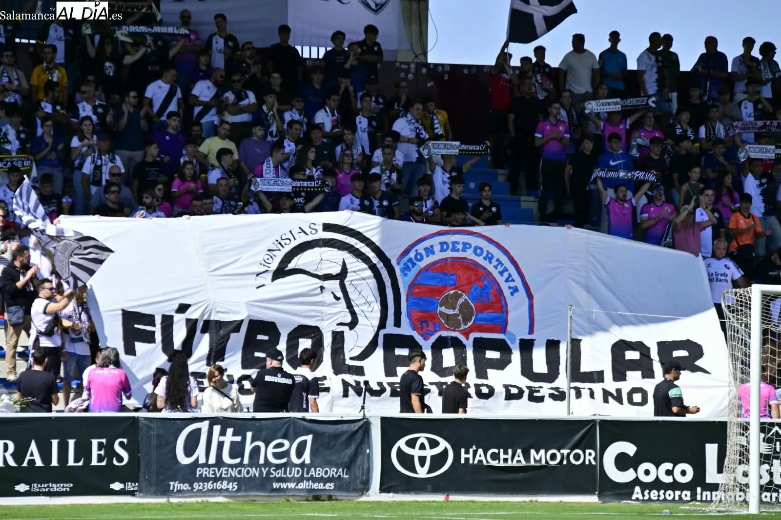 FOTOS | La afición de Unionistas responde al equipo a la hora de comer ante la UD Ourense