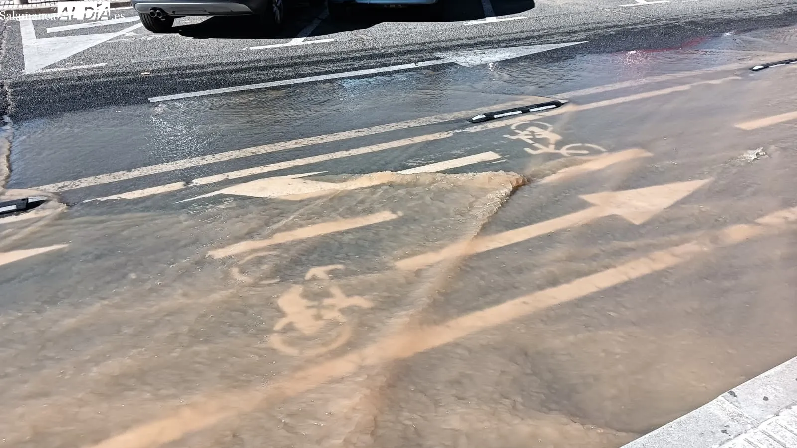 La rotura de una tubería deja sin agua a un edificio en Salamanca | FOTOS: SALAMANCArtv AL DÍA