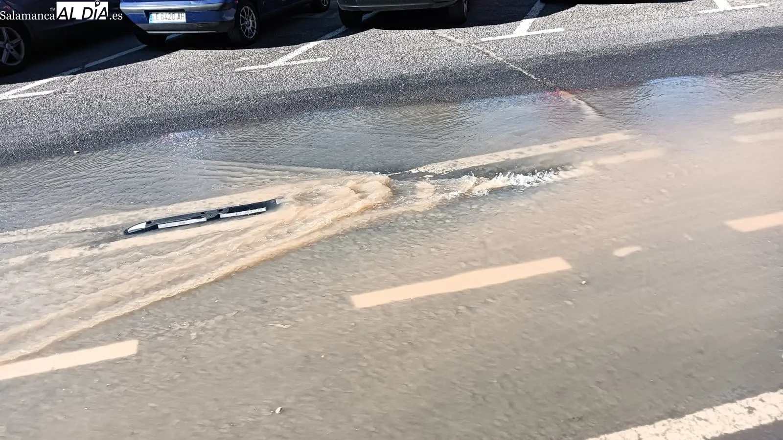 La rotura de una tubería deja sin agua a un edificio en Salamanca | FOTOS: SALAMANCArtv AL DÍA