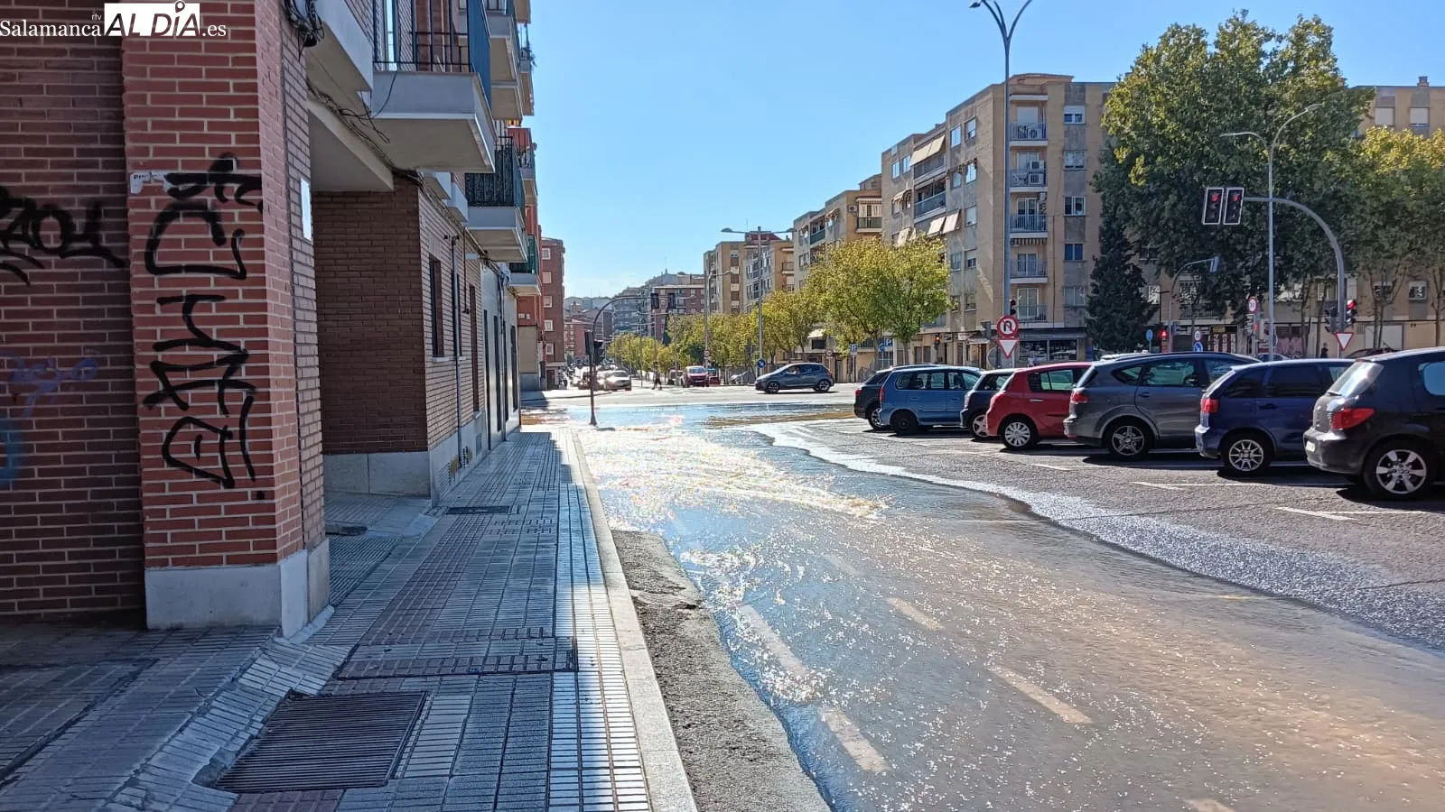 La rotura de una tubería deja sin agua a un edificio en Salamanca | FOTOS: SALAMANCArtv AL DÍA
