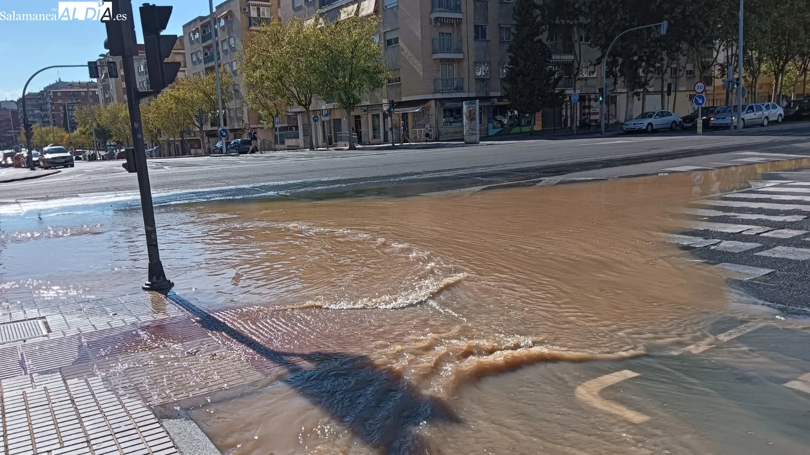 La rotura de una tubería deja sin agua a un edificio en Salamanca | FOTOS: SALAMANCArtv AL DÍA
